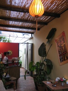 Olha as cartas na parede... Lembra do exército de cartas da Rainha?