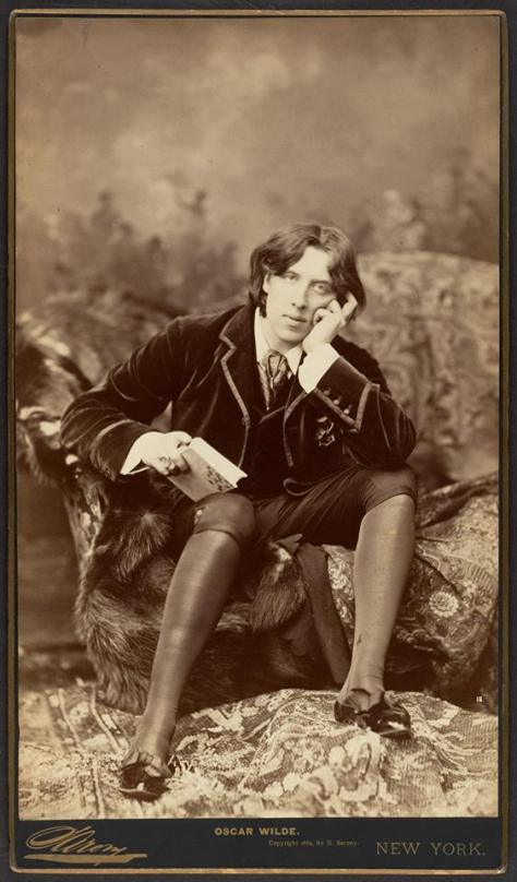 Napoleon Sarony (American, born Canada), 1821–1896) Oscar Wilde, 1882. Coleção do Metropolitan Museum of Art.